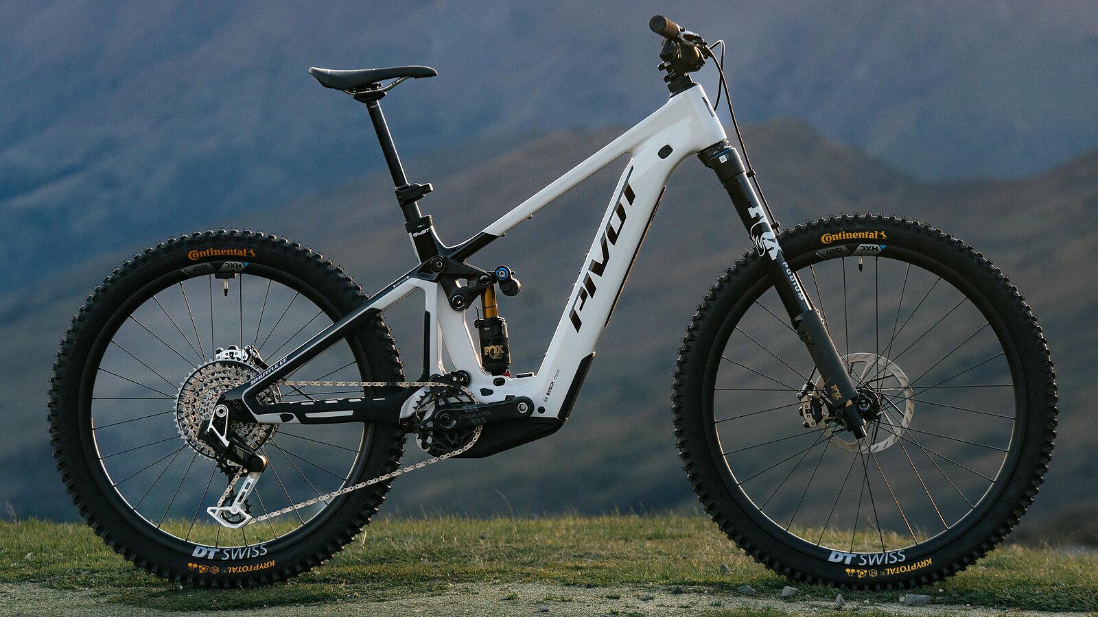 Precise, but ready to smash. | 2026 Pivot Shuttle LT | Freehub